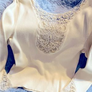 Gorgeous embroidery beaded, super soft sweater🖤